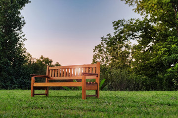 Obraz premium A lone wooden bench in a field