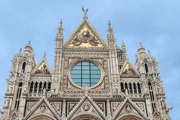 Fototapeta na wymiar Upper facade of the cathedral of Siena
