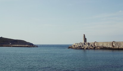 Faro en el puerto de Luarca en Asturias, Espa&ntilde;a.
