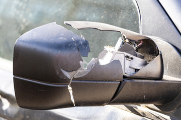 Verkehr Unfall Flucht mit Beschädigung an Fahrzeug Spiegel