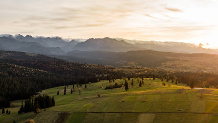 Zachód słońca - polskie tatry - widok z drona