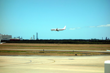 Fototapeta na wymiar flugzeug im Landeanflug am flughafen von brisbane-Australien 