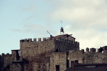 Campana de la torre albarrana o torre del reloj de Buitrago del Lozoya (Madrid, España).