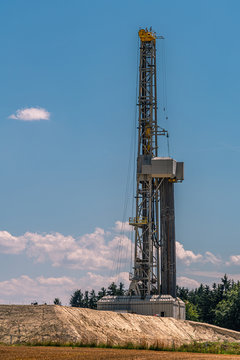 Fracking-Bohrturm in idyllischer Landschaft