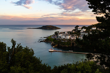 Fototapeta premium Evening light over the Banjo pier, Hannafore and Looe Island 