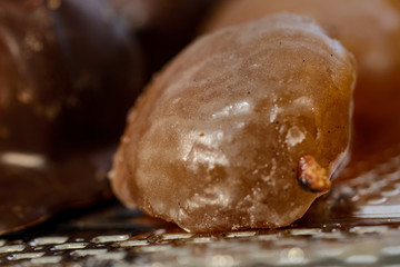 Deliciosos dulces llamados panellets con castañas glaseadas , típicos de la Fiesta de Todos los Santos en Cataluña, España