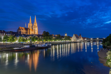 Regensburg mit dem Dom St. Peter, dem historischen Salzstadl und der Seinernen Brücke bei Nacht