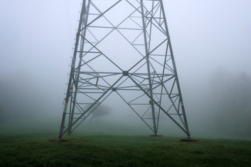 Teilansicht von Strommast im Nebel - Stockfoto