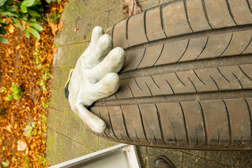 Glove for changing tires on a car tyre