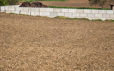 Neue Mauer rund um die Gr&uuml;nsammelstelle