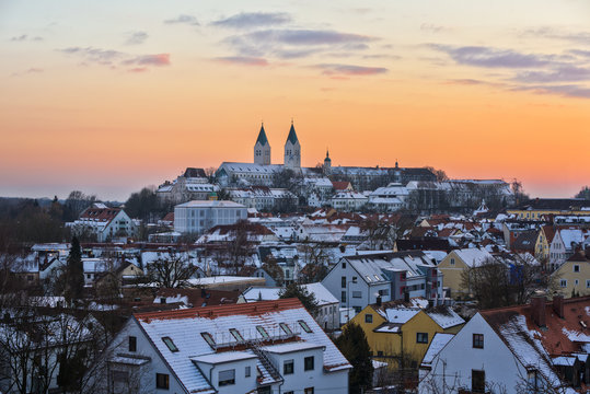 sch&ouml;ner Blick auf winterliches Freising mit Schnee