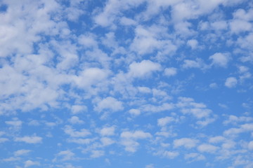 Naklejka na ściany i meble Schäfchenwolken und Schleierwolken am blauen Himmel