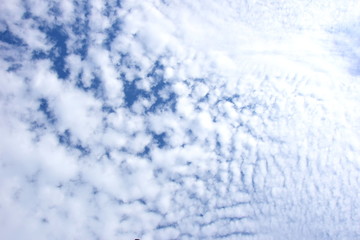 Faszinierende weiße Wolken vor strahlend blauen Himmel