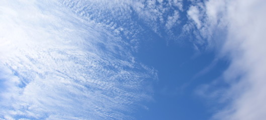 Faszinierende Wolkenstimmungen am blauen Himmel