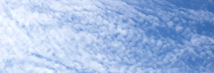 Schäfchenwolken am blauen Himmel