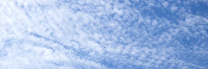 Fototapeta premium Faszinierende Wolkenbilder - weiße Wolken vor blauen Himmel - Hintergrund und Textur