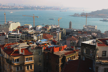 Obraz premium View of the rooftops of Istanbul and the bay between the Black Sea and the Sea of Marmara from the Galata Tower.