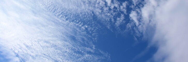Faszinierende weiße Wolken vor strahlend blauen Himmel