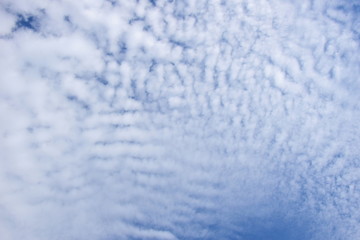 Fototapeta na wymiar Faszinierende weiße Wolken vor strahlend blauen Himmel