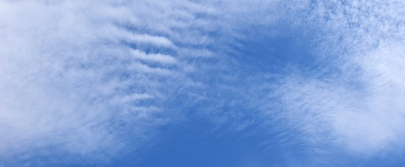 Faszinierende Wolkenbilder - weiße Wolken vor blauen Himmel - Hintergrund und Textur