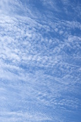 Faszinierende Wolkenstimmungen am blauen Himmel