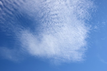 Faszinierende weiße Wolken vor strahlend blauen Himmel