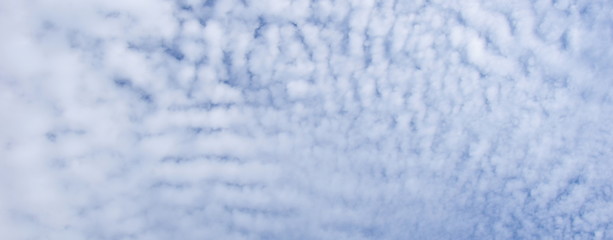 Schäfchenwolken am blauen Himmel