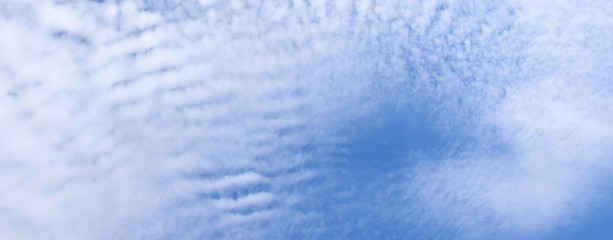 Weiße Schleierwolken am blauen Himmel - Schönwetterwolken