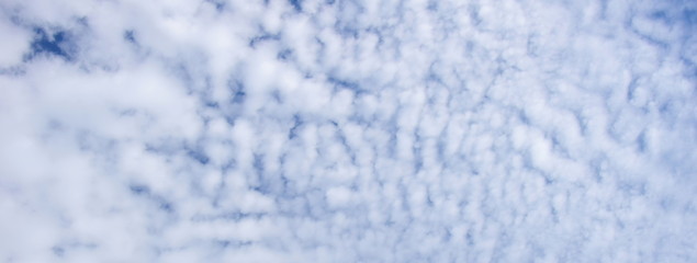 Faszinierende Wolkenbilder - weiße Wolken vor blauen Himmel - Hintergrund und Textur