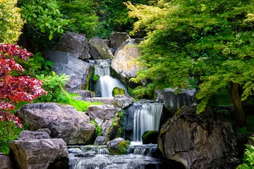 Acrylglas douchewanden met foto Badkamer Waterval lange blootstelling met esdoorns in Kyoto Japanse groene tuin in Holland Park groene zomer zen meer vijverwater in Londen, UK