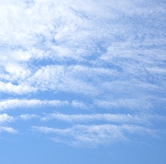 Schäfchenwolken und Schleierwolken am blauen Himmel