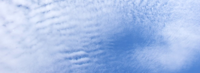 Schäfchenwolken am blauen Himmel