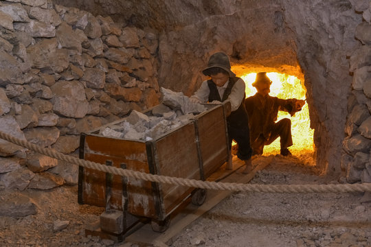 Representation of a child pushing the cart in led and zinc mine museum in Mezica