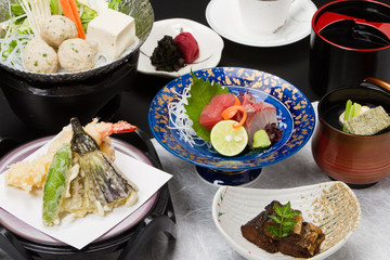 会席　和　料理　肉　刺身　鮪　天婦羅　調理　懐石　盛り付け　しゃぶしゃぶ　うどん　デザート　味噌汁　和食　釜飯　ご飯　鍋　日本　雅　和紙