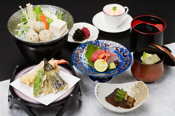 会席　和　料理　肉　刺身　鮪　天婦羅　調理　懐石　盛り付け　団子　デザート　味噌汁　和食　釜飯　ご飯　鍋　日本　雅　和紙　忘年会　新年会　宴会