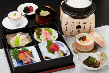 会席　和　料理　肉　刺身　鮪　天婦羅　調理　懐石　盛り付け　団子　デザート　味噌汁　和食　釜飯　ご飯　鍋　日本　雅　和紙　忘年会　新年会　宴会