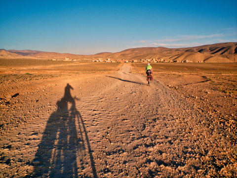 Contraluz ciclista Cordillera del Atlas Marruecos Moroco