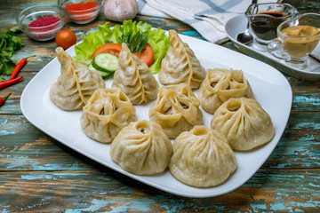 buuzi on plate on wooden table