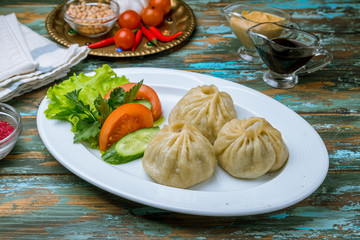 buuzi on plate on wooden table