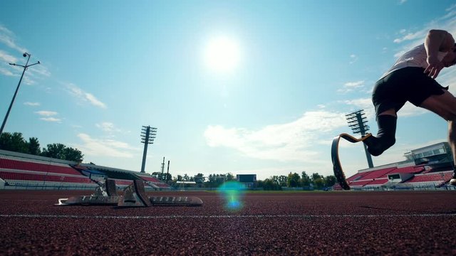 Athlete with a leg substitute starts running