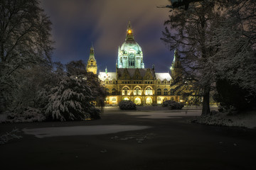 Fototapeta na wymiar Neues Rathaus von Hannover in einem Winter mit Schnee am frühen Morgen
