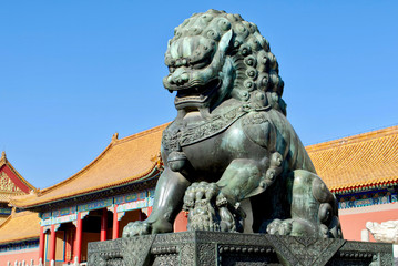 Naklejka premium bronze lions on the background of the buildings of the imperial palace. The Imperial Palace in Beijing