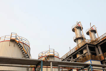 Distillation equipment and oil storage tank