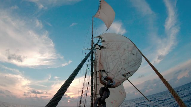 Vista de velas de velero en picada