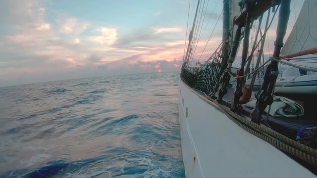 Atardecer a orilla de la proa 