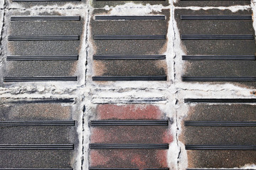 歩道橋スロープのコンクリート製床板の目地から染み出したエフロレッセンス