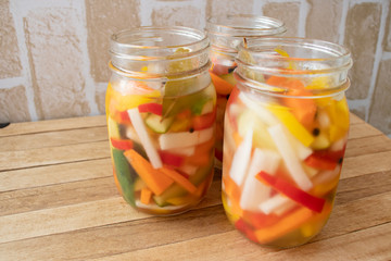 瓶に入っているピクルス