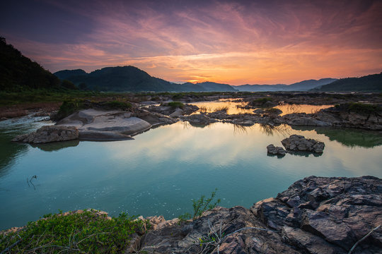 Mekong river borders of Thailand and Laos during the dry season. © Nakornthai