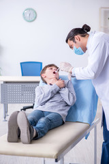 Obraz premium Young boy visiting doctor in hospital