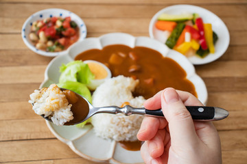 カレーライスを食べる